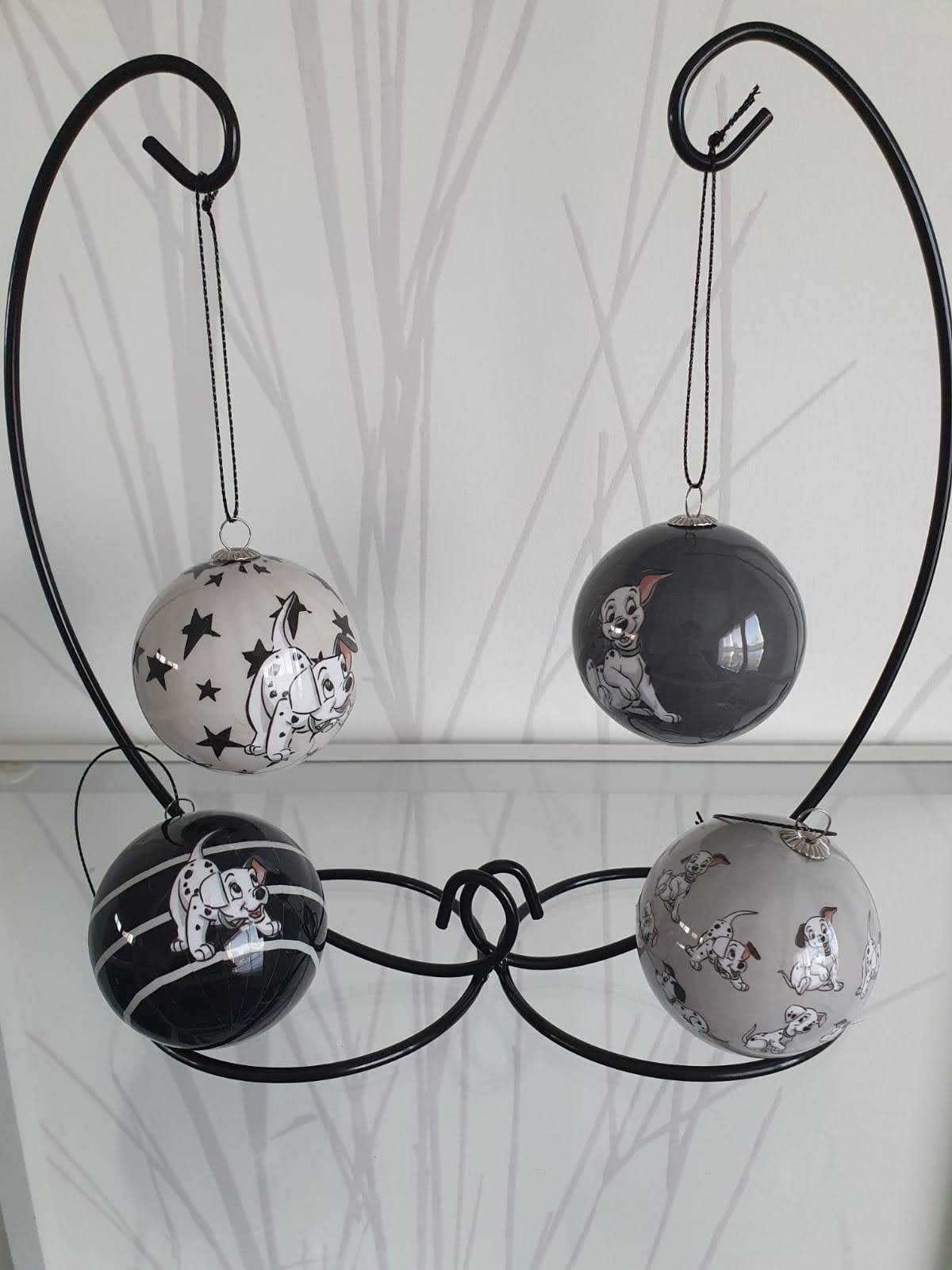 6 cm koker Classic balls 4p. Leuke set van 4 Disney Classics kerstballen met het thema 101 Dalmatiërs